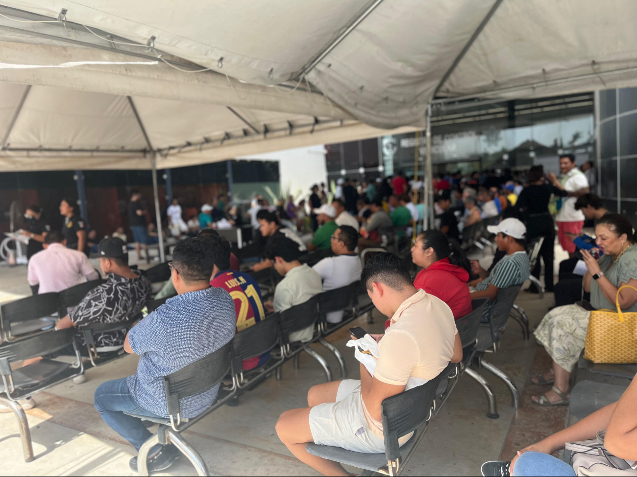Personas hacen filas por varias horas en el Centro de Servicios de la SSP Personas hacen filas por varias horas en el Centro de Servicios de la SSP