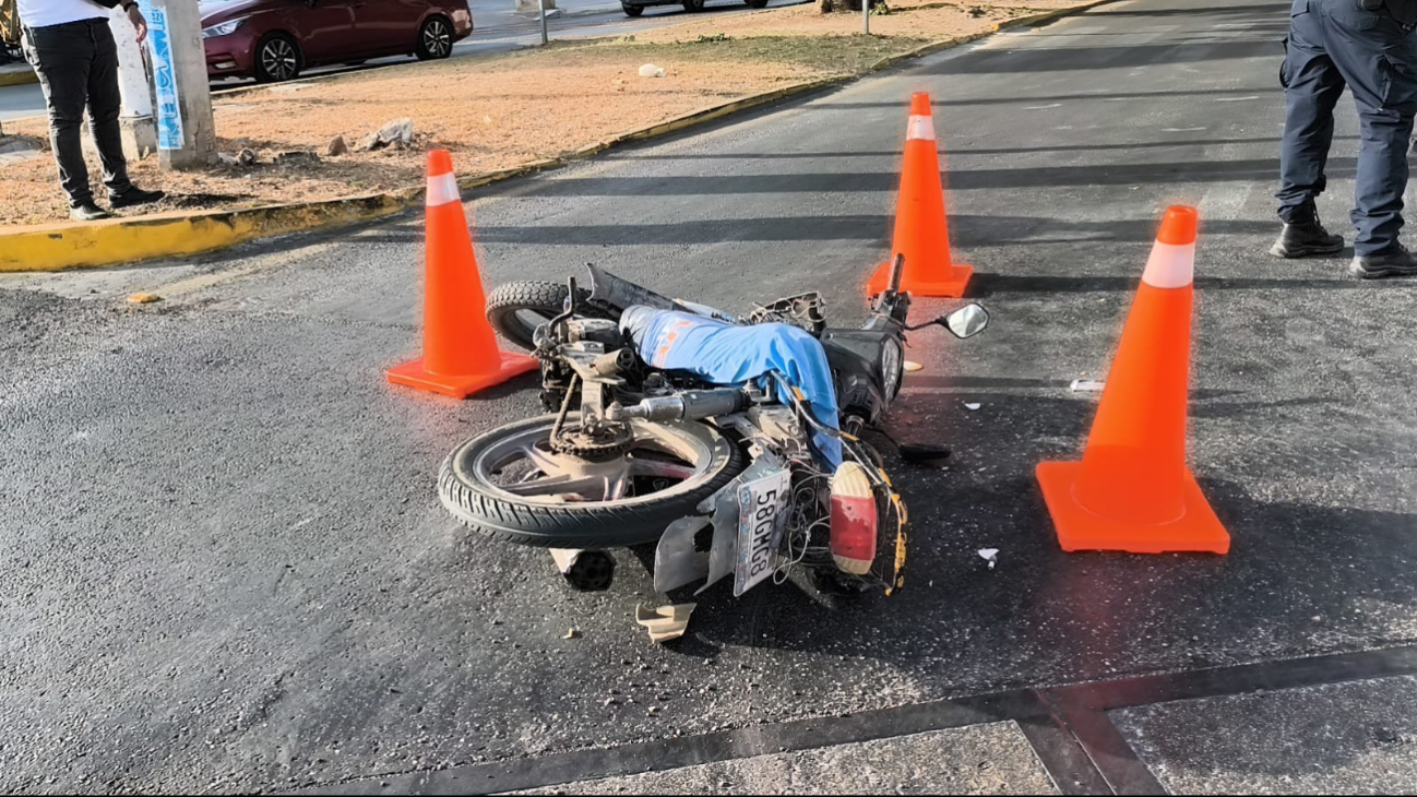 Una pareja en motocicleta fue embestida por una camioneta. Una pareja en motocicleta fue embestida por una camioneta.
