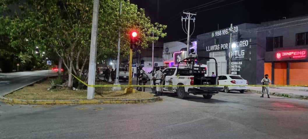 Autoridades catean antro en Cancún; investigan delitos sexuales y narcomenudeo Autoridades catean antro en Cancún; investigan delitos sexuales y narcomenudeo