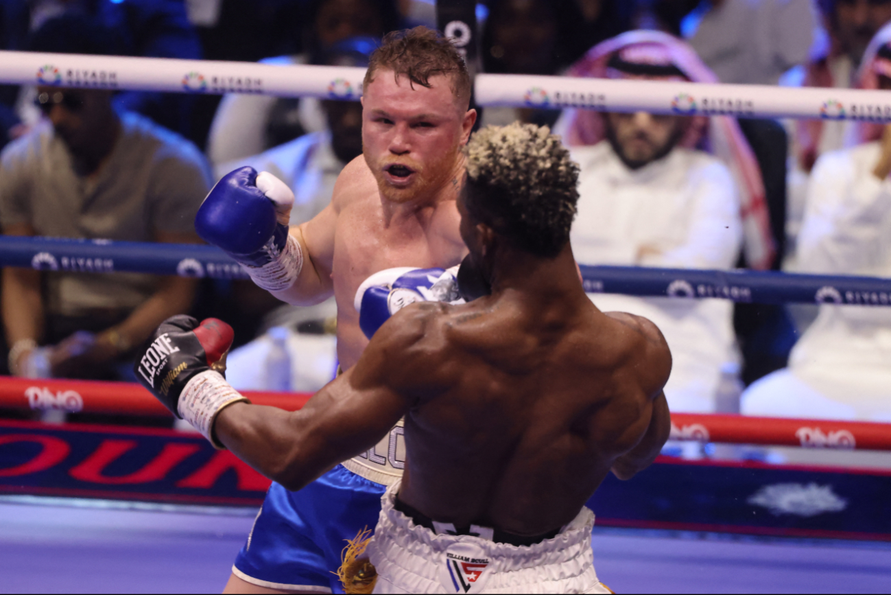 Canelo doblega a Scull por decisión unánime en Arabia