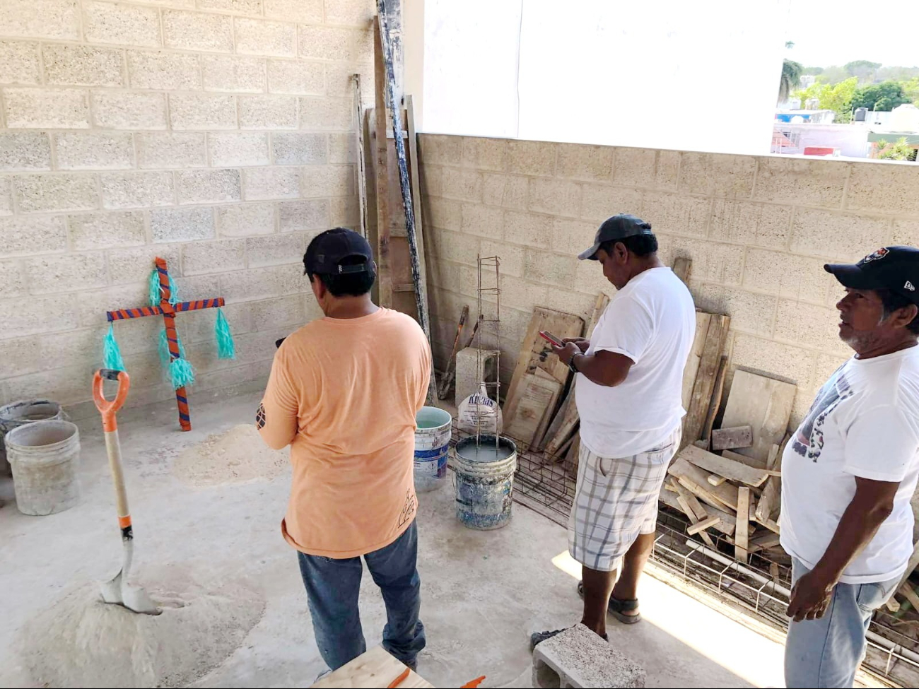 Día de la Santa Cruz: Albañiles en Campeche honran su oficio con fe y tradición   