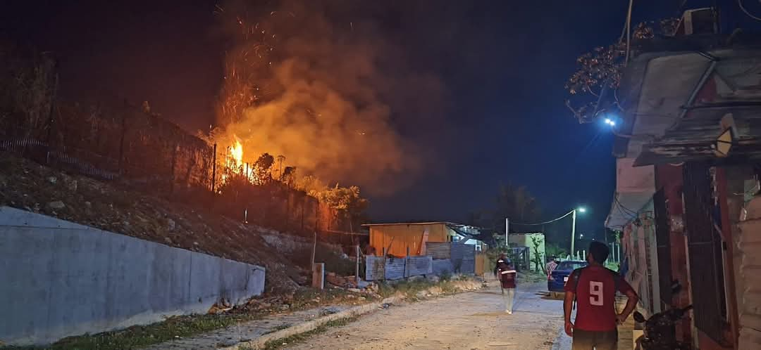 Bomberos controlan incendio de maleza cerca de las vías del Tren Maya en Escárcega