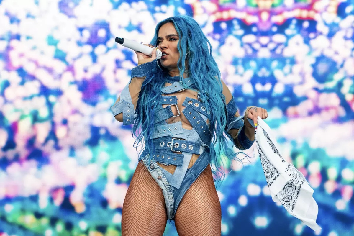 Karol G sorprende a sus fans con impactante vestido durante la premiere de su documental Karol G sorprende a sus fans con impactante vestido durante la premiere de su documental