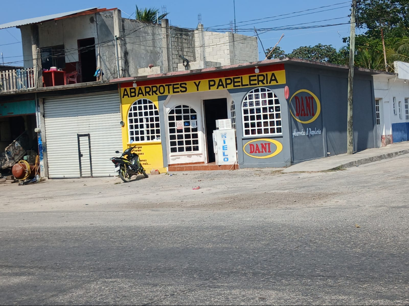 Un hombre armado asaltó una tienda en la colonia Carlos Salinas de Gortari.