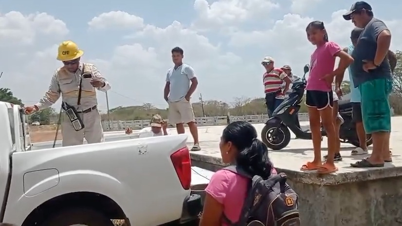 “¡Sin luz, sin camioneta!”: Pobladores de Hool retienen vehículo de la CFE por constantes fallas eléctricas
