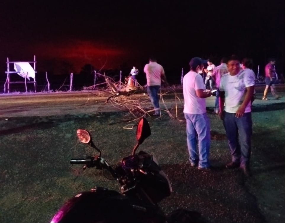 Desacuerdos entre inconformes terminan con bloqueo en carretera federal