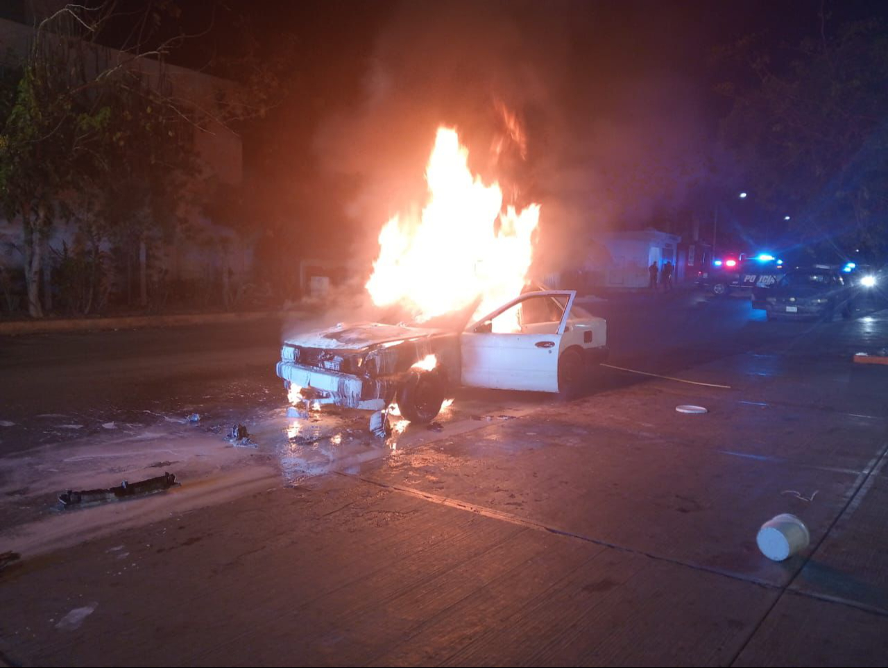 Auto es consumido por el fuego en Playa del Carmen durante la madrugada Auto es consumido por el fuego en Playa del Carmen durante la madrugada