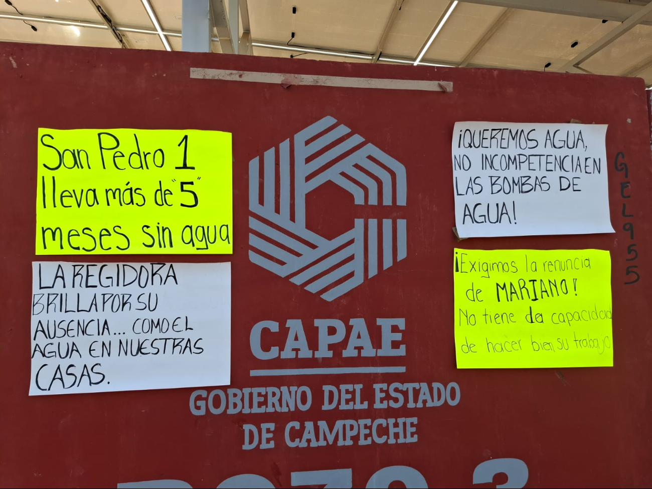 Cartulinas de protesta fueron colocadas desde temprano exigiendo la destitución de Mariano Euan.