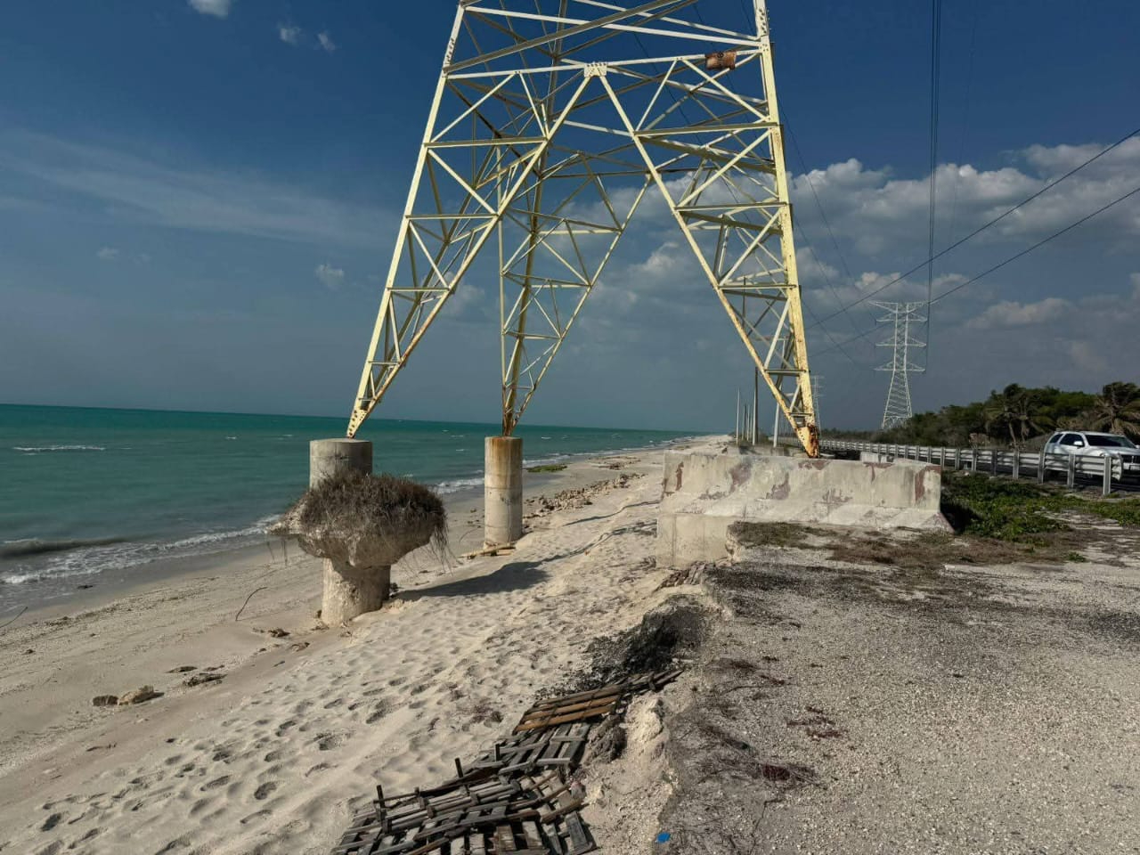 Denuncian abandono de torres eléctricas en la costa