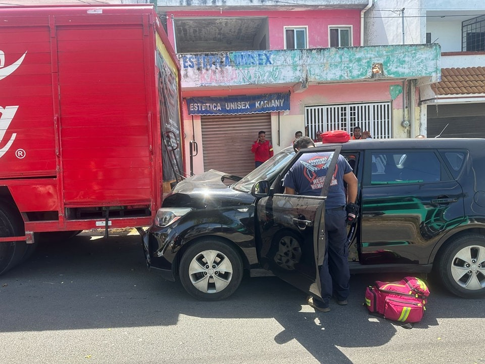 El conductor de la camioneta dormitó y terminó impactando con el camión. El conductor de la camioneta dormitó y terminó impactando con el camión.