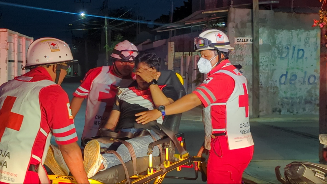 Motociclista derrapa en la colonia Fátima de Ciudad del Carmen; tuvo que ser trasladado al hospital