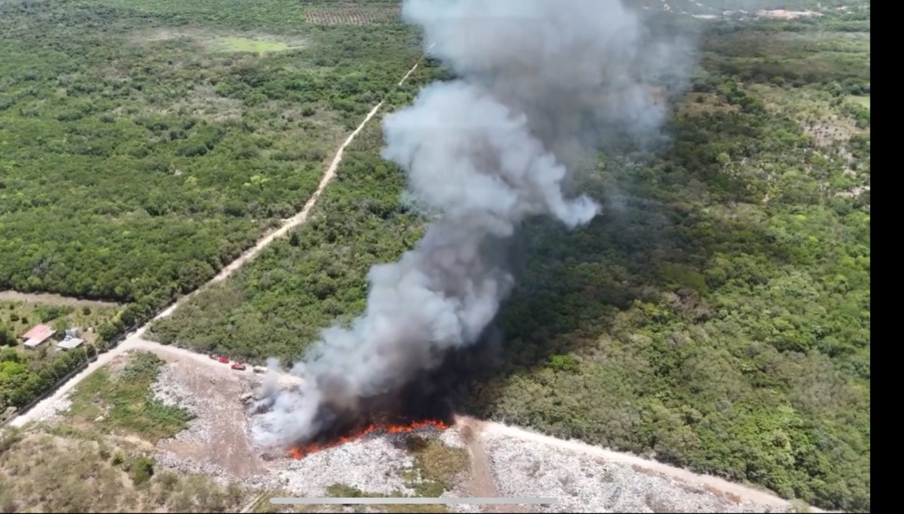 El incendio podía verse desde varios kilómetros de distancia. El incendio podía verse desde varios kilómetros de distancia.