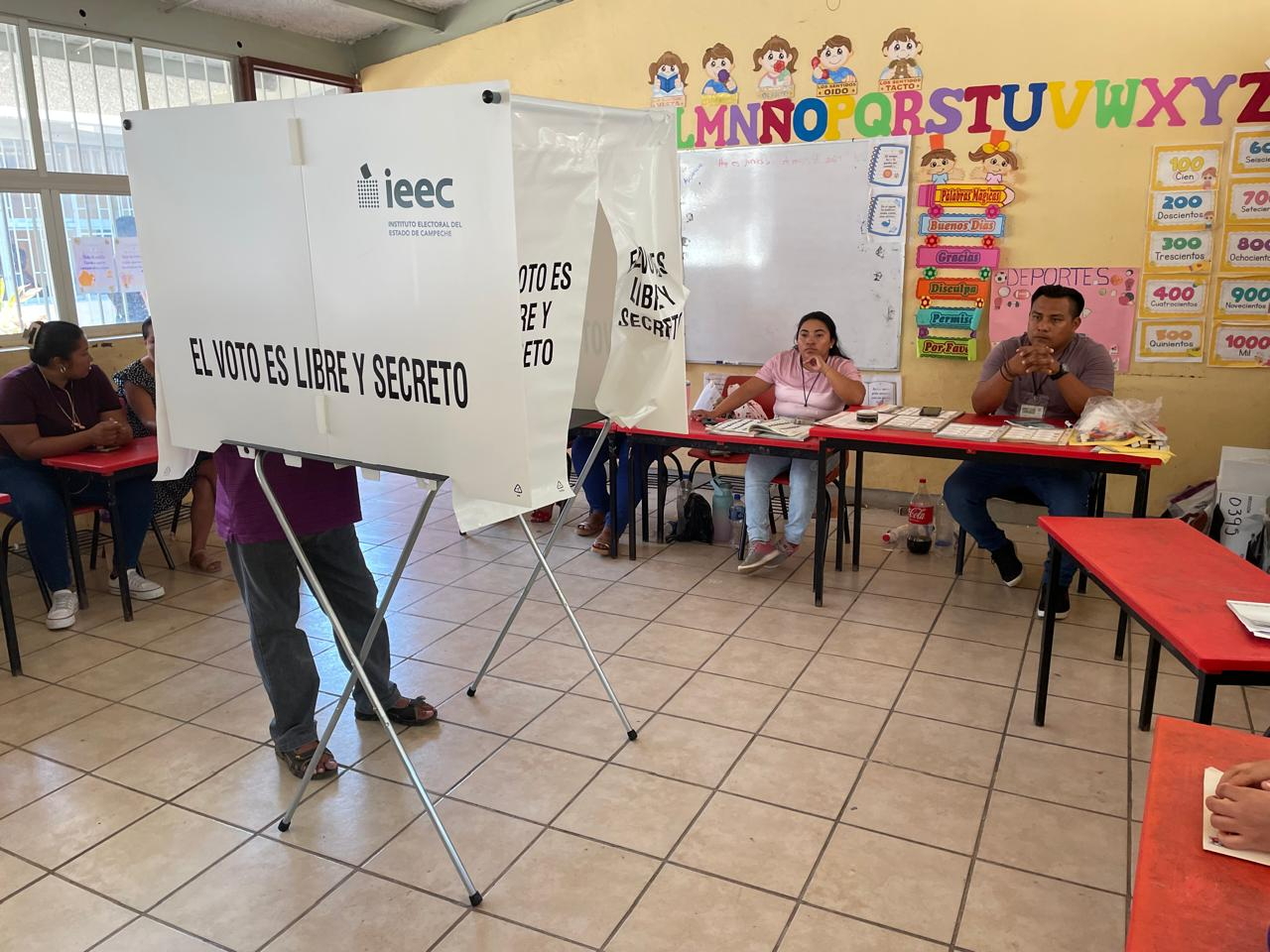El INE instalará 34 casillas en 32 secciones electorales para la elección del Poder Judicial 2025 en Hopelchén y sus juntas municipales. El INE instalará 34 casillas en 32 secciones electorales para la elección del Poder Judicial 2025 en Hopelchén y sus juntas municipales.