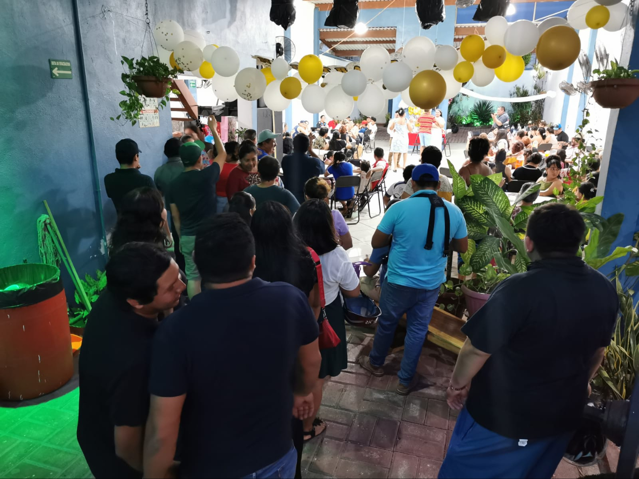El salón que lució vacío al principio terminó en una gran fiesta con muchos asistentes. El salón que lució vacío al principio terminó en una gran fiesta con muchos asistentes.