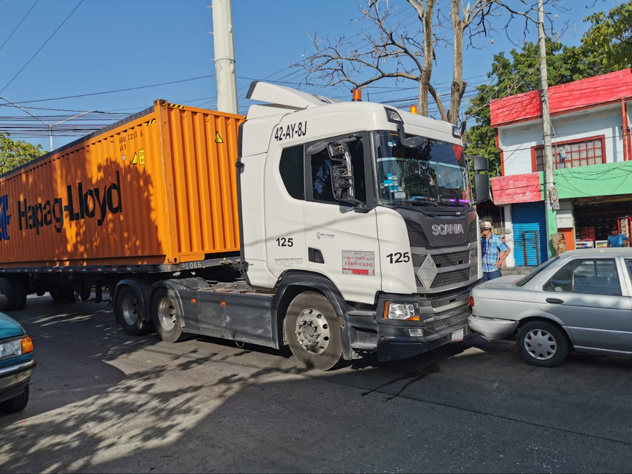 El tractocamión Scania transportaba un contenedor de la empresa Hapag-Lloyd. El tractocamión Scania transportaba un contenedor de la empresa Hapag-Lloyd.