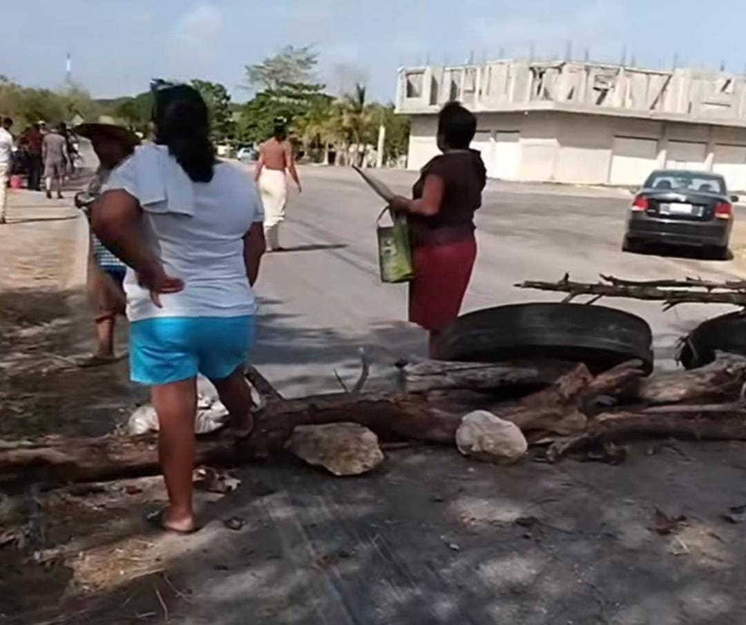 En Hool, Champotón, pobladores retuvieron una camioneta de la CFE como medida de presión. En Hool, Champotón, pobladores retuvieron una camioneta de la CFE como medida de presión.