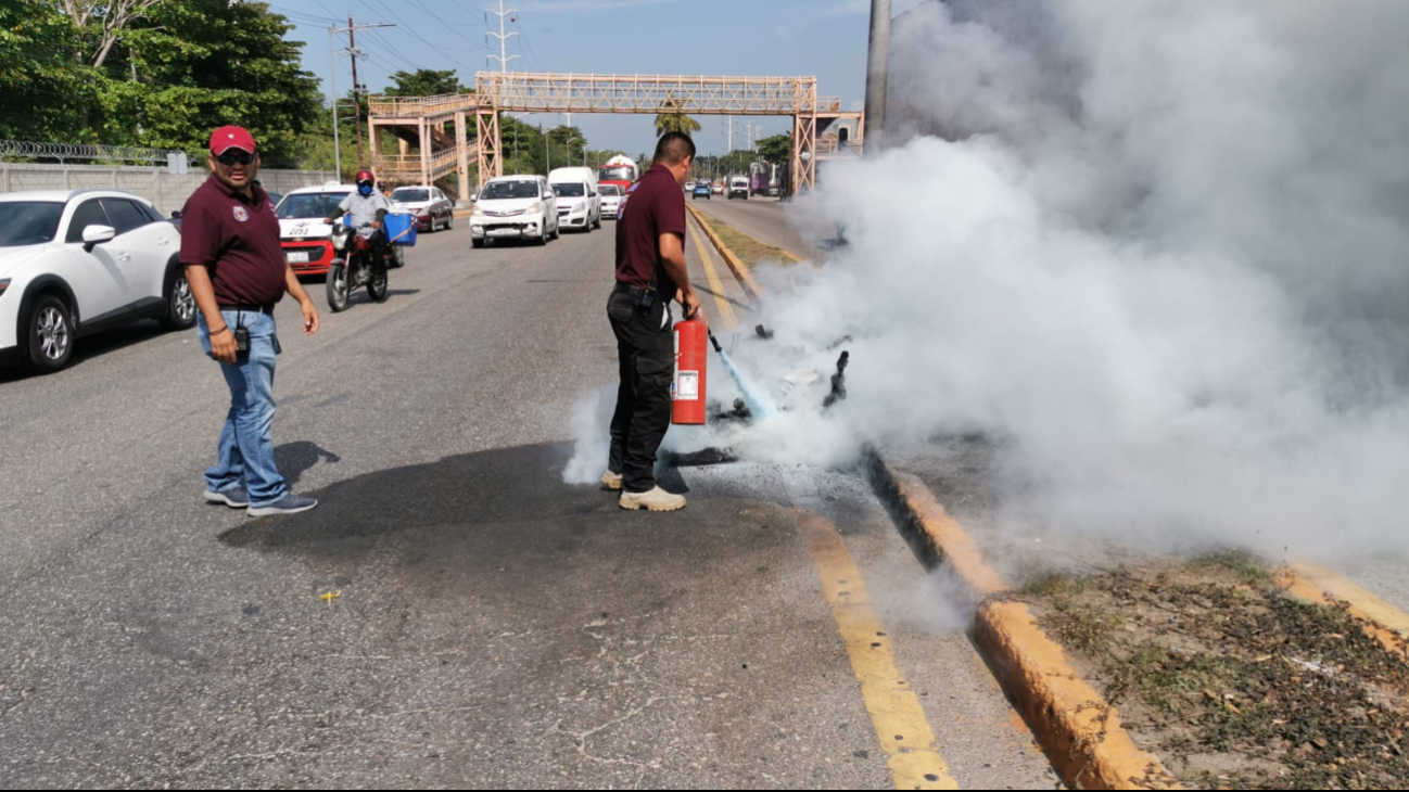 Falla eléctrica provoca incendio de moto recién comprada en Carmen Falla eléctrica provoca incendio de moto recién comprada en Carmen