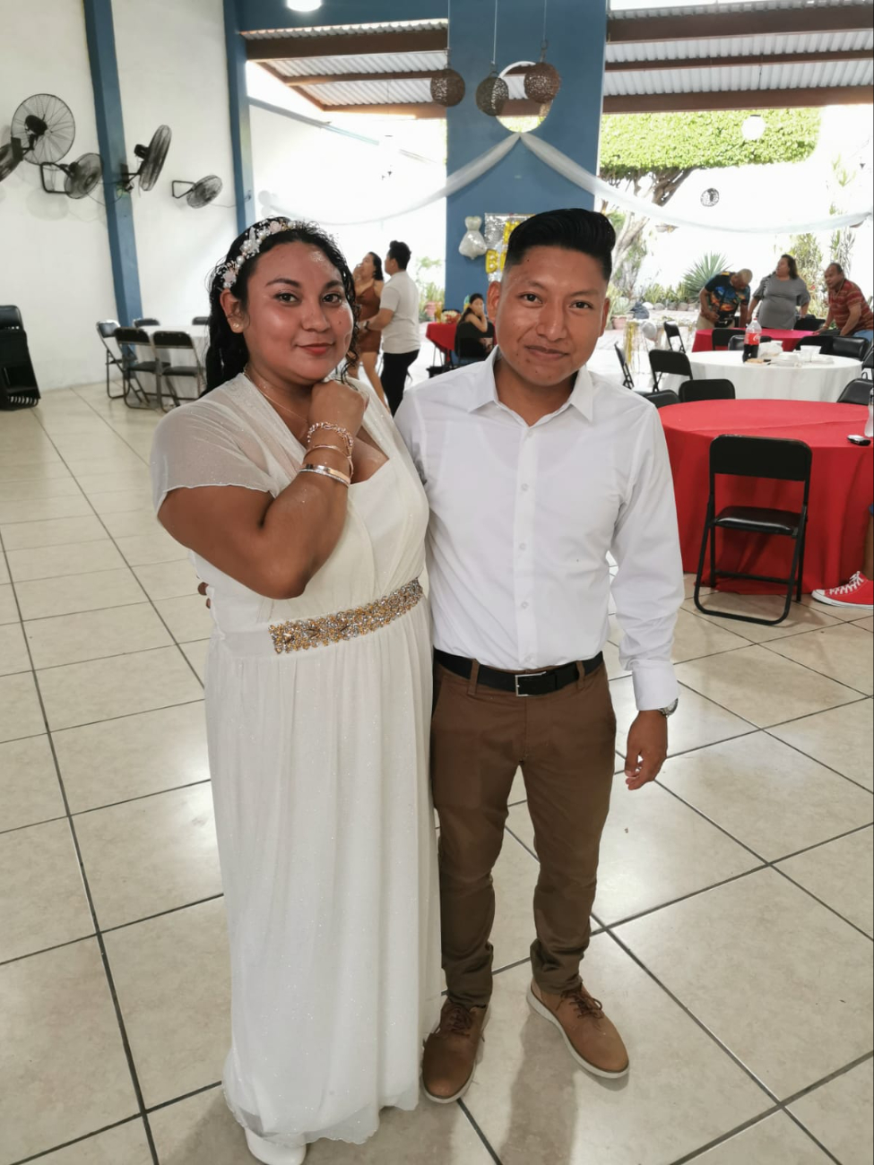 La joven pareja recibió el amor de toda la ciudad en el inicio de su vida juntos.