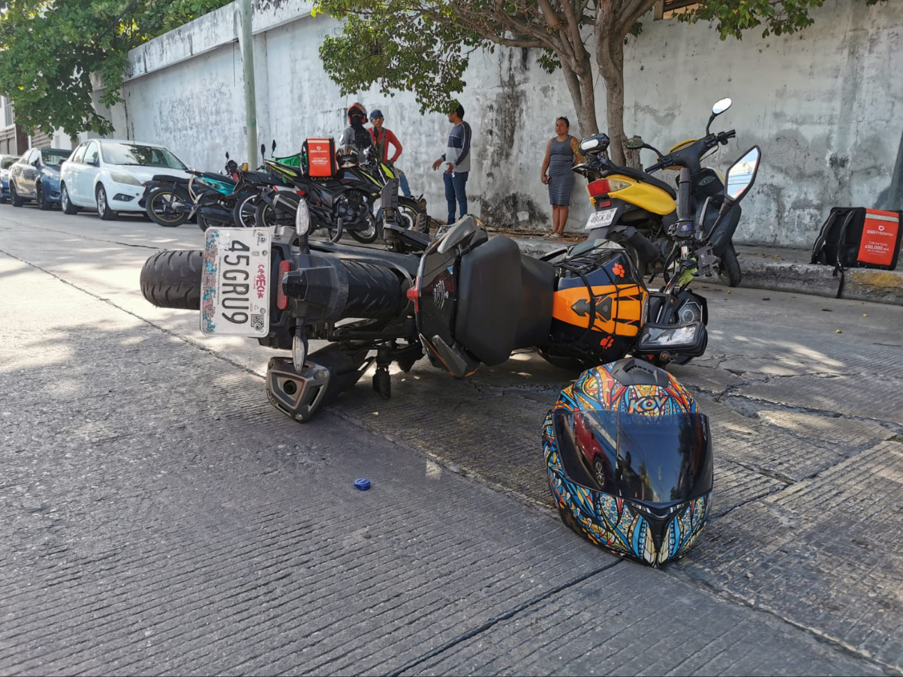 La motocicleta quedó tendida sobre el pavimiento, mientras que el conductor con lesiones. La motocicleta quedó tendida sobre el pavimiento, mientras que el conductor con lesiones.