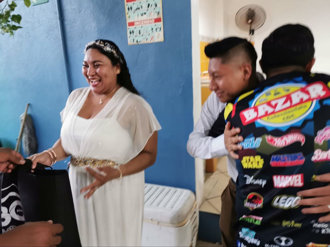Los novios lucieron felices con cada familia que llegó y los felicitó. Los novios lucieron felices con cada familia que llegó y los felicitó.