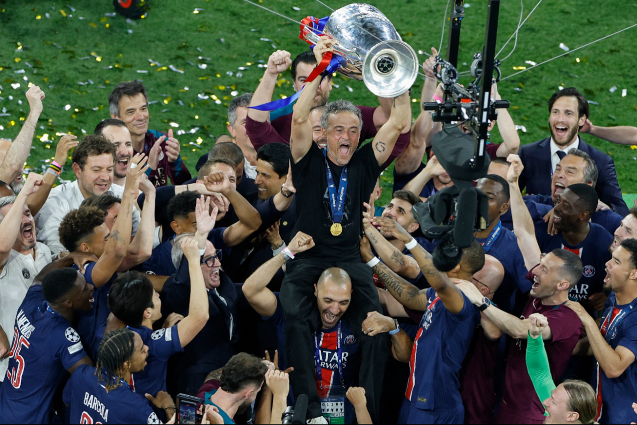 Luis Enrique celebró en grande el título a lado de sus jugadores. Luis Enrique celebró en grande el título a lado de sus jugadores.
