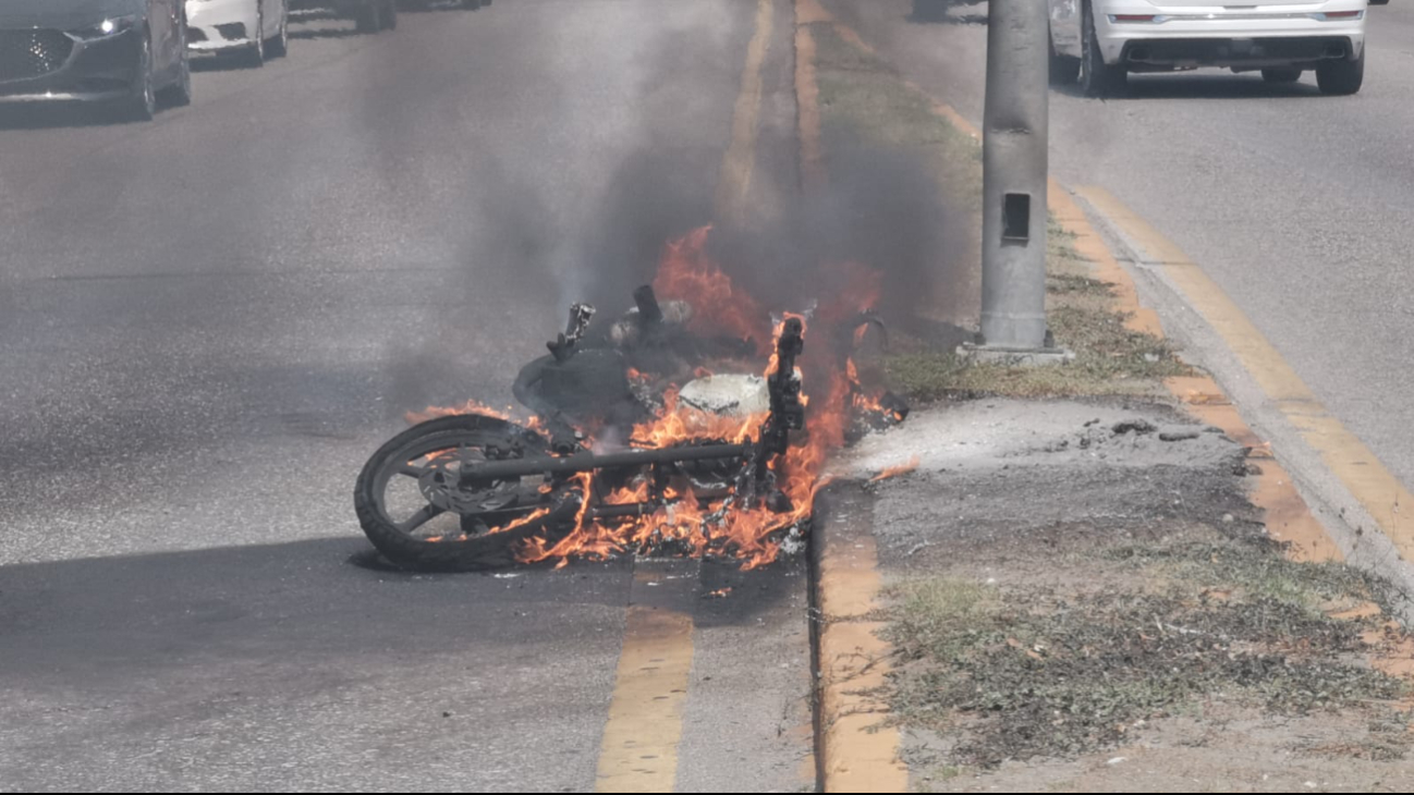 Cortocircuito provoca incendio de motocicleta en transitada avenida de  Ciudad del Carmen