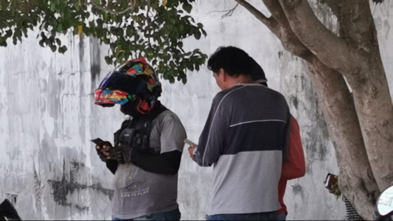 Otros motociclistas se detuvieron para auxiliar a su compañero. Otros motociclistas se detuvieron para auxiliar a su compañero.