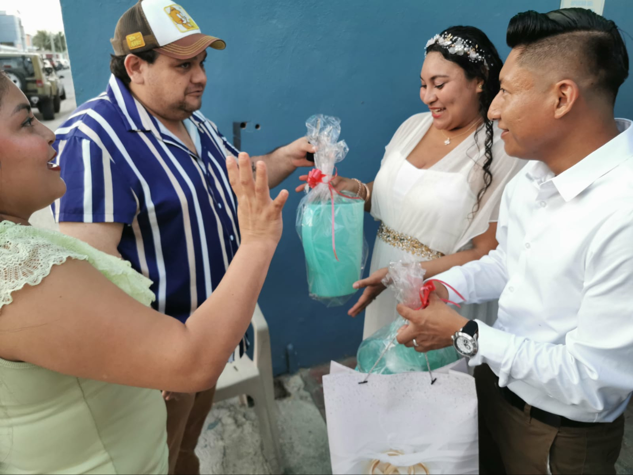 Personas de todos los rincones de la ciudad llegaron a compartir la felicidad de la pareja. Personas de todos los rincones de la ciudad llegaron a compartir la felicidad de la pareja.