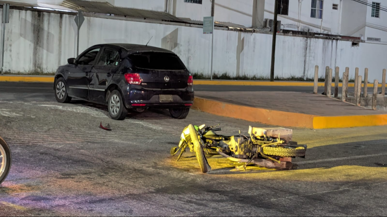 Mujer sufre fractura en accidente entre moto y automóvil en Ciudad del Carmen
