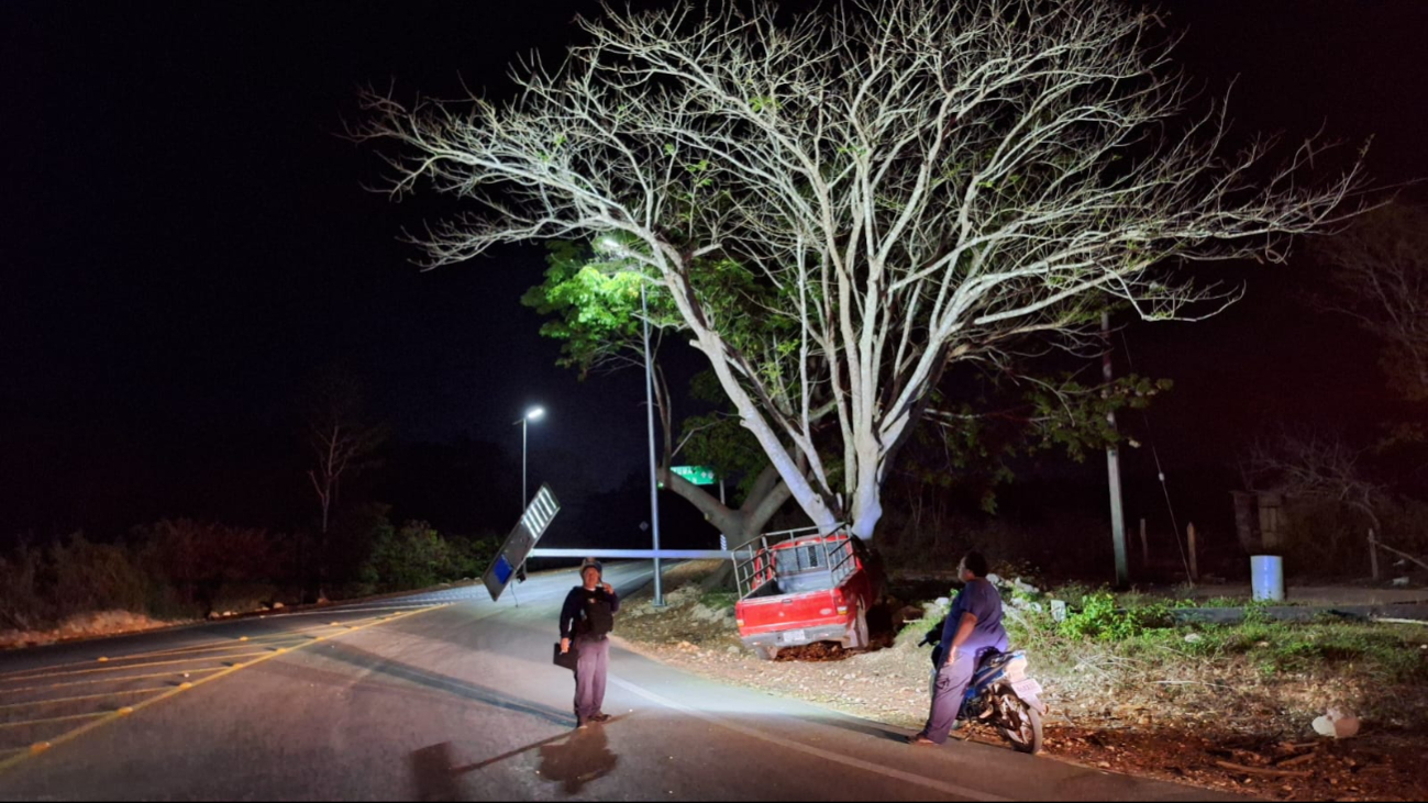 Al impactar el poste de alumbrado, fue arrastrado unos 10 metros hasta chocar contra un árbol Al impactar el poste de alumbrado, fue arrastrado unos 10 metros hasta chocar contra un árbol