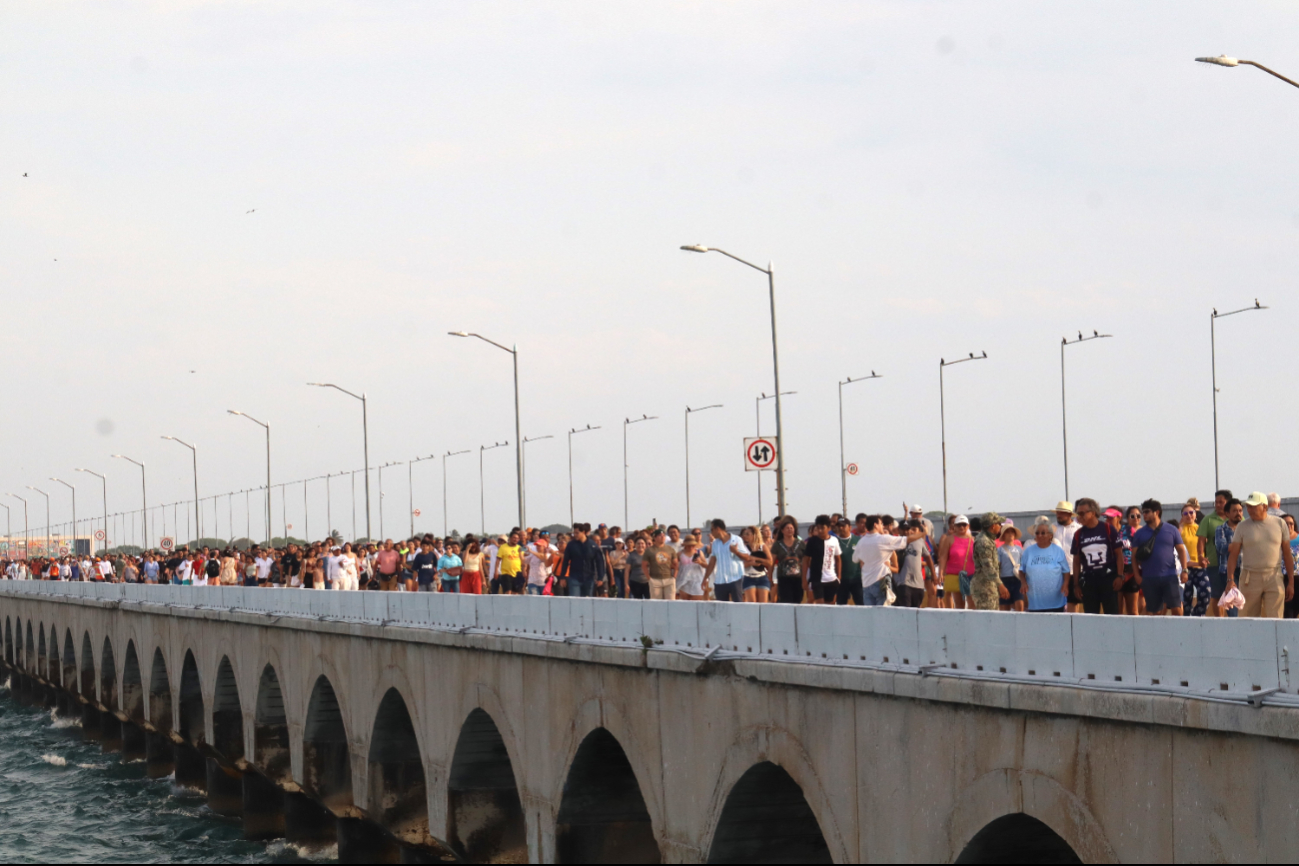 Alrededor de 10 mil personas disfrutaron de una caminata sobre el muelle de Progreso Alrededor de 10 mil personas disfrutaron de una caminata sobre el muelle de Progreso