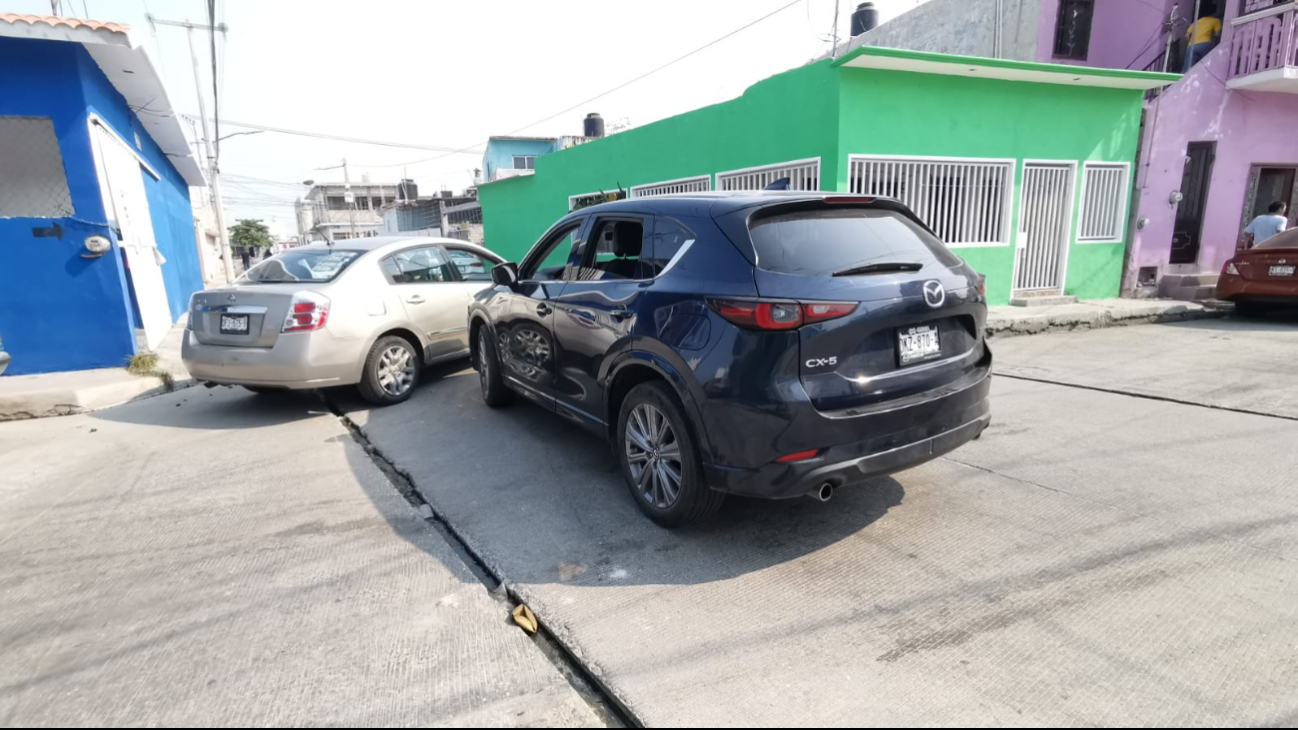 Colisión sin lesionados causa caos vehicular en la calle Rosas Colisión sin lesionados causa caos vehicular en la calle Rosas