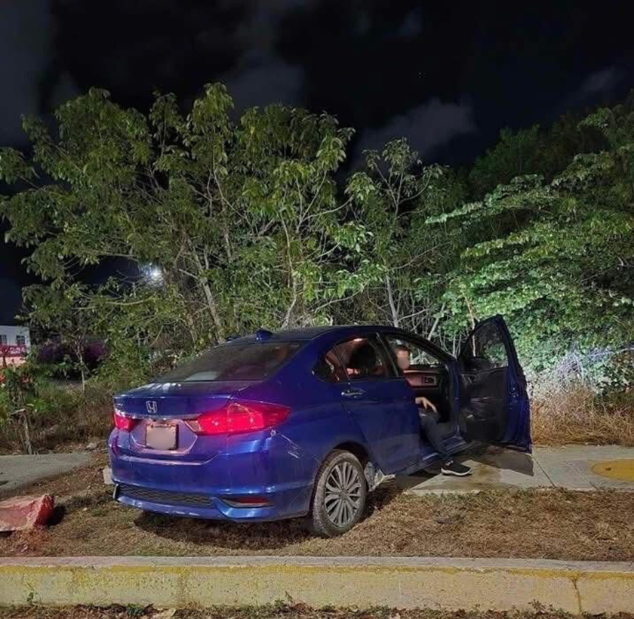 El conductor intentó salir por la puerta del copiloto al activarse las bolsas de seguridad El conductor intentó salir por la puerta del copiloto al activarse las bolsas de seguridad