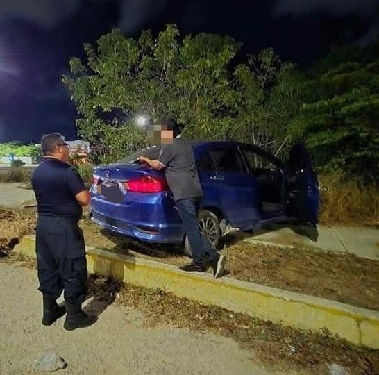 Conductor ebrio pierde el control y termina sobre la banqueta en fraccionamiento Santa Fe 3 de Cancún 
