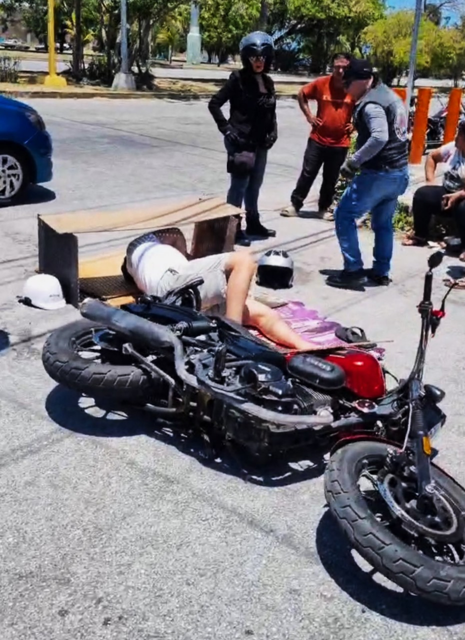 La mujer sufrió lesiones en ambos brazos y caras, mientras que el segundo conductor no requirió traslado al hospital La mujer sufrió lesiones en ambos brazos y caras, mientras que el segundo conductor no requirió traslado al hospital