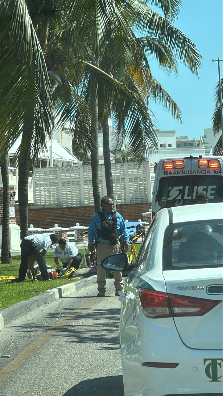 Motociclista en riesgo de perder una pierna al accidentarse en la zona hotelera de Cancún
