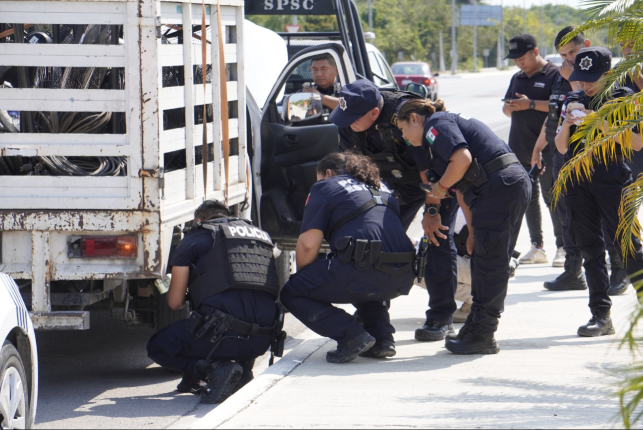 Policía de Campeche revisa camioneta por presunto robo