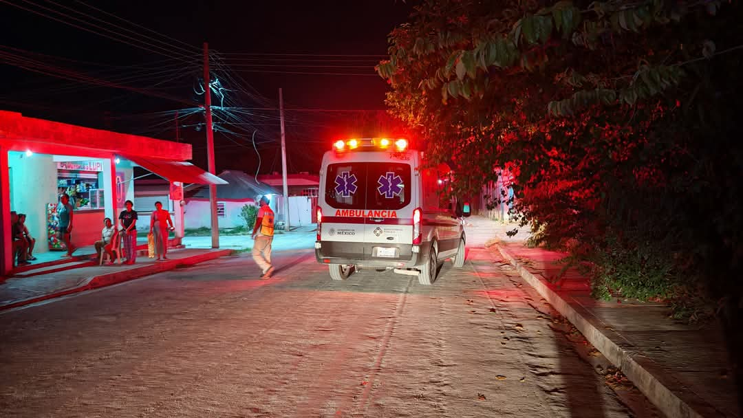 Aparece joven lesionado en la banqueta; investigan posible robo o riña