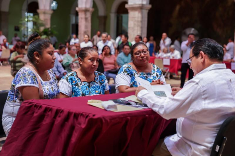 El gobernador Joaquín Díaz Mena atendió a la población yucateca