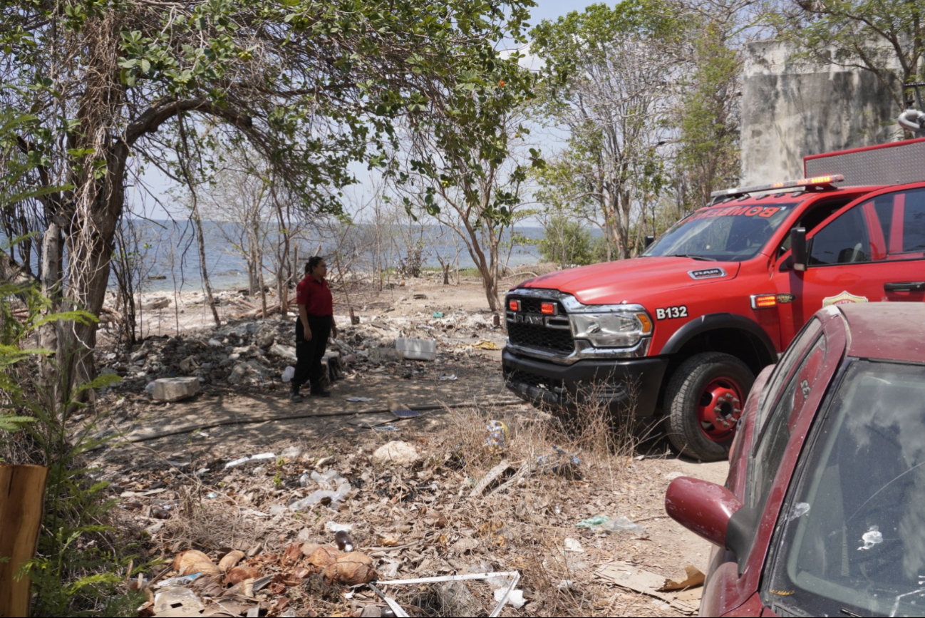 Incendio arrasa embarcación abandonada en la playa Campeche–Lerma