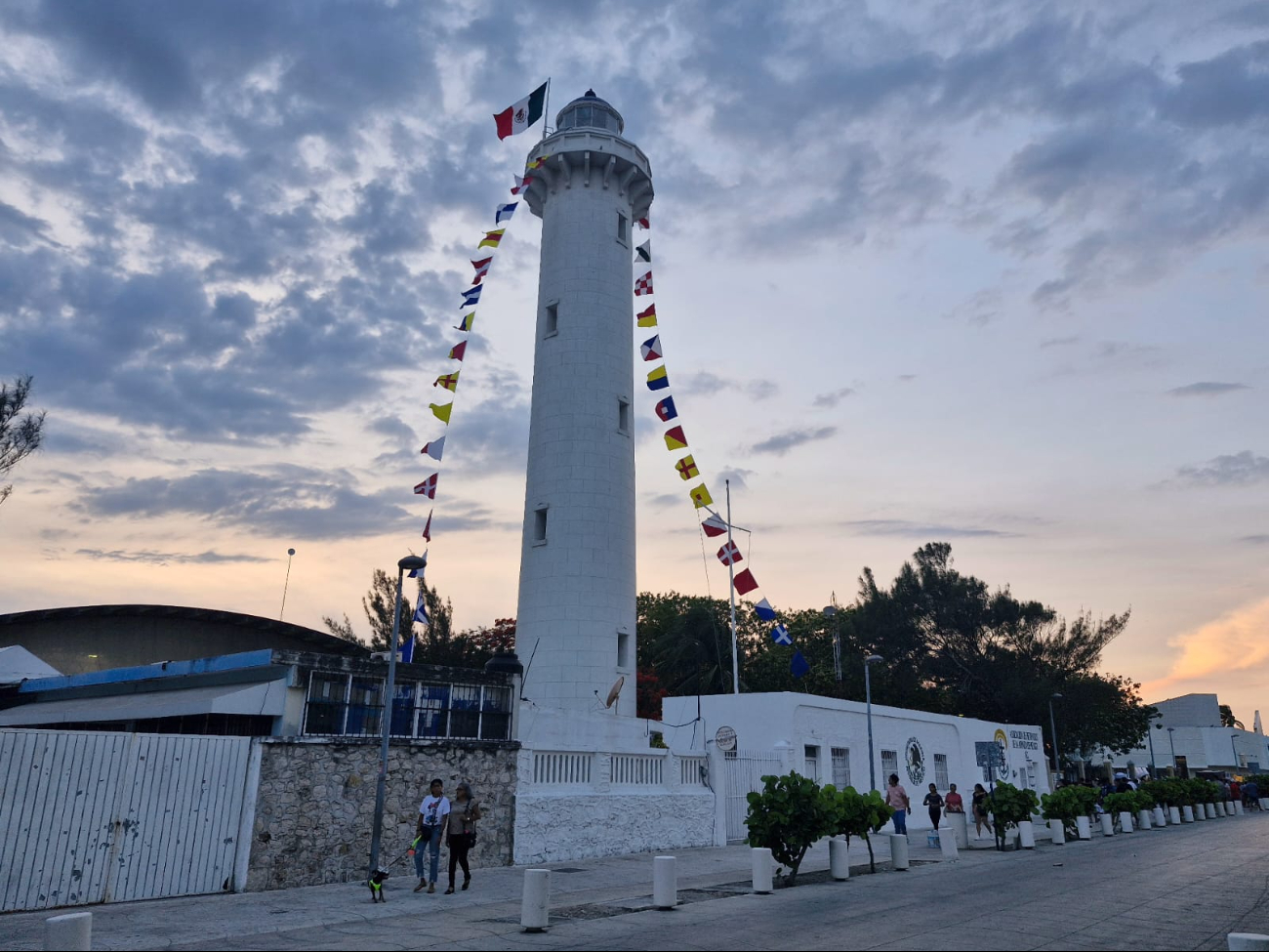 Miles de familias se dan cita en el puerto para contemplar encuentros deportivos y culturales