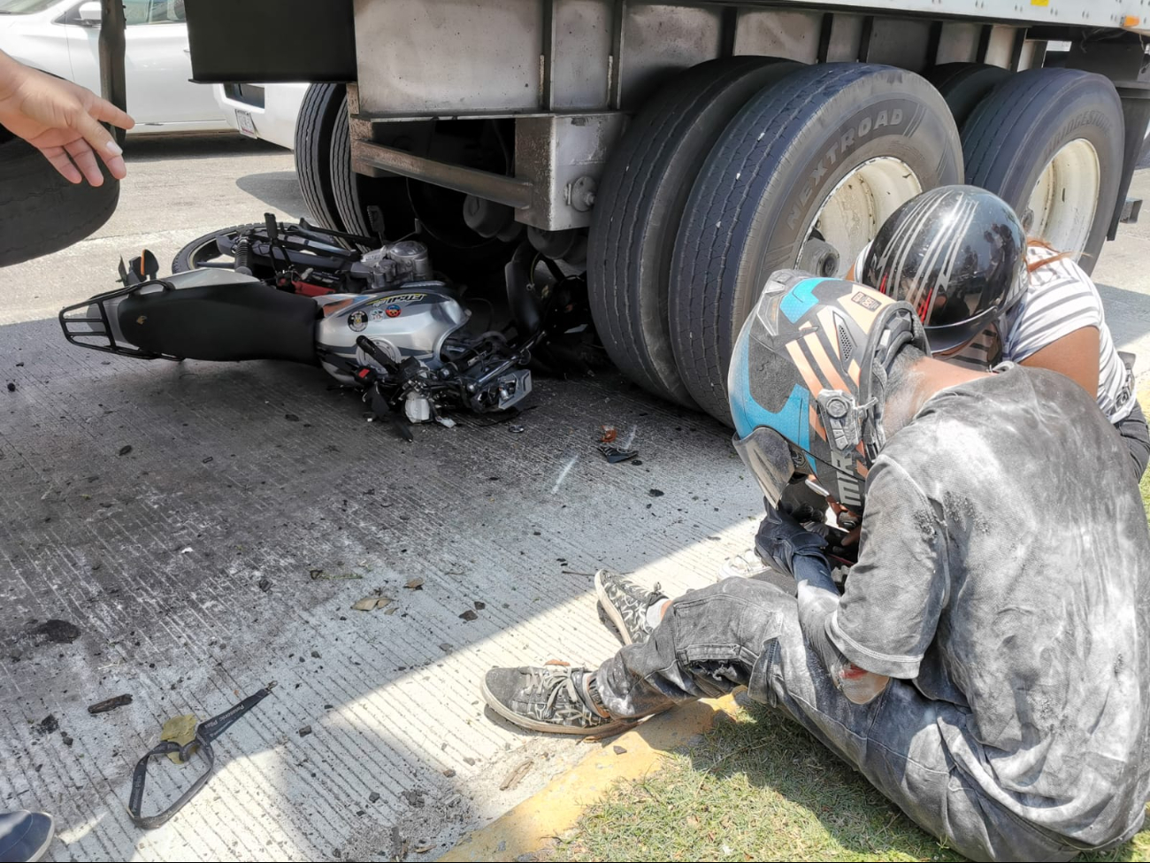 Un joven motociclista de 23 años sufrió un grave accidente al chocar y quedar debajo de un tráiler en la colonia Benito Juárez. Un joven motociclista de 23 años sufrió un grave accidente al chocar y quedar debajo de un tráiler en la colonia Benito Juárez.