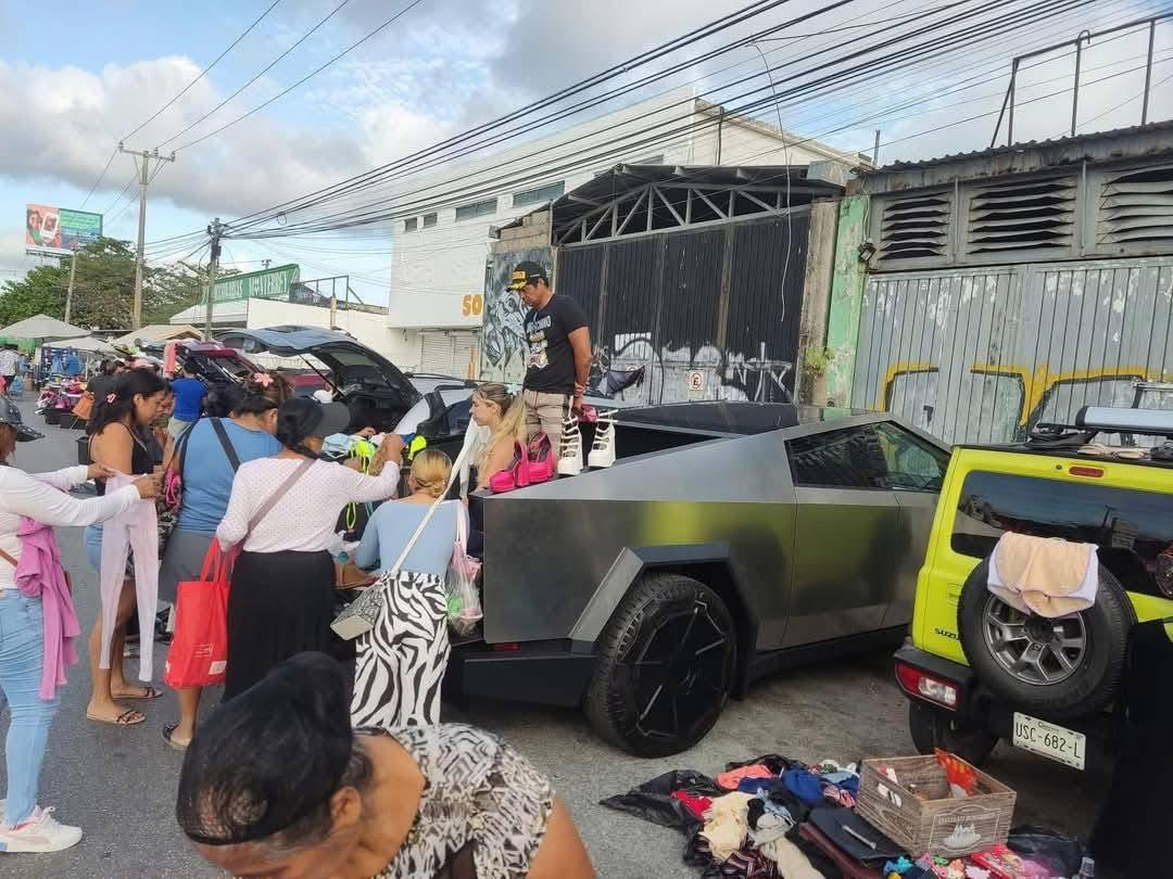 Sensación en tianguis   de Cancún: Captan a extranjeros  vendiendo ropa sobre una “Cybertruck"   