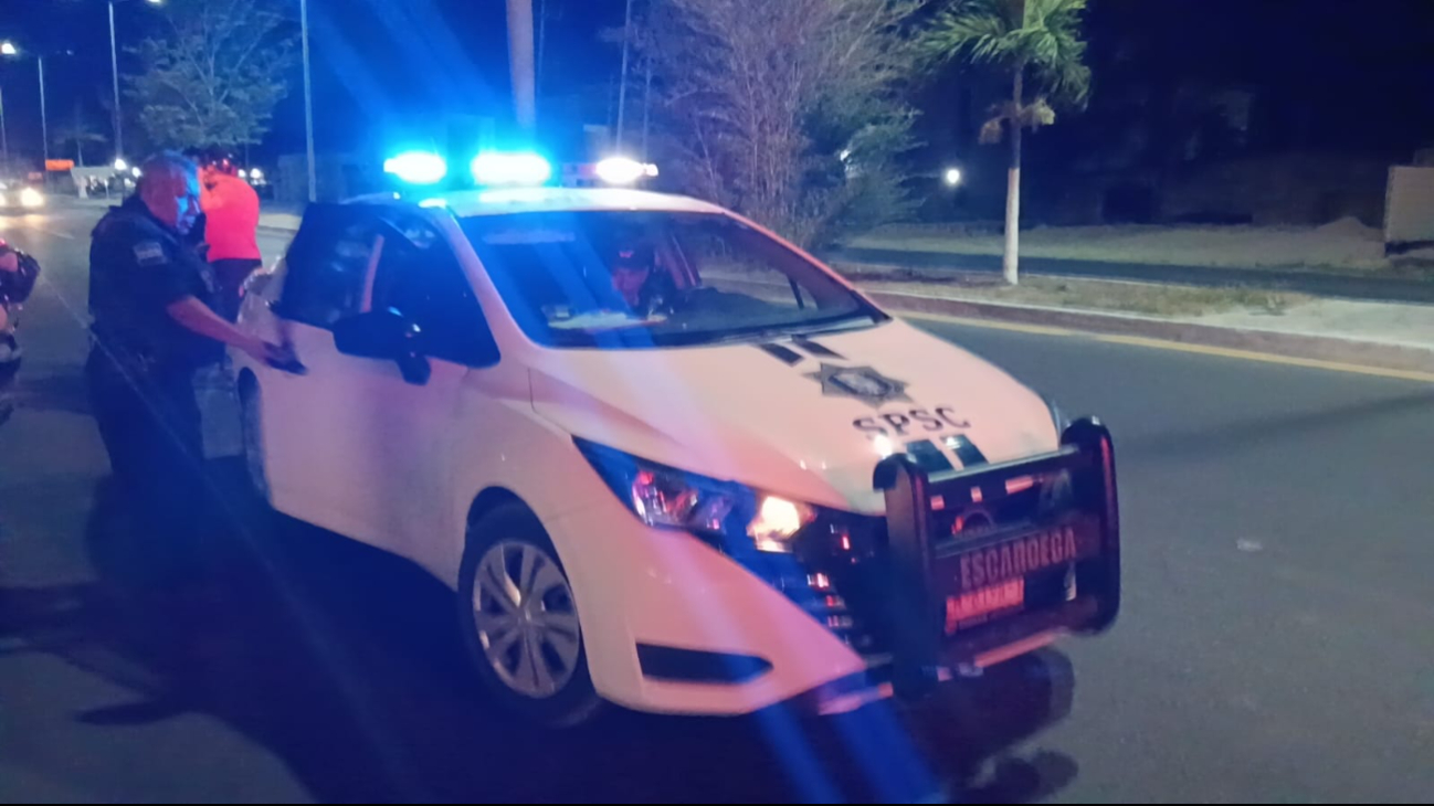 Motociclista se lesiona al chocar con taxi estacionado en Escárcega