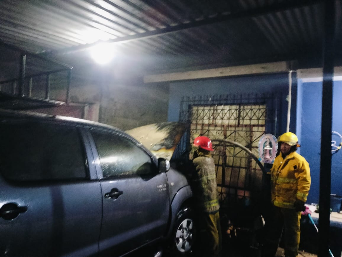 Bomberos controlaron el incendio y evitaron daños mayores Bomberos controlaron el incendio y evitaron daños mayores