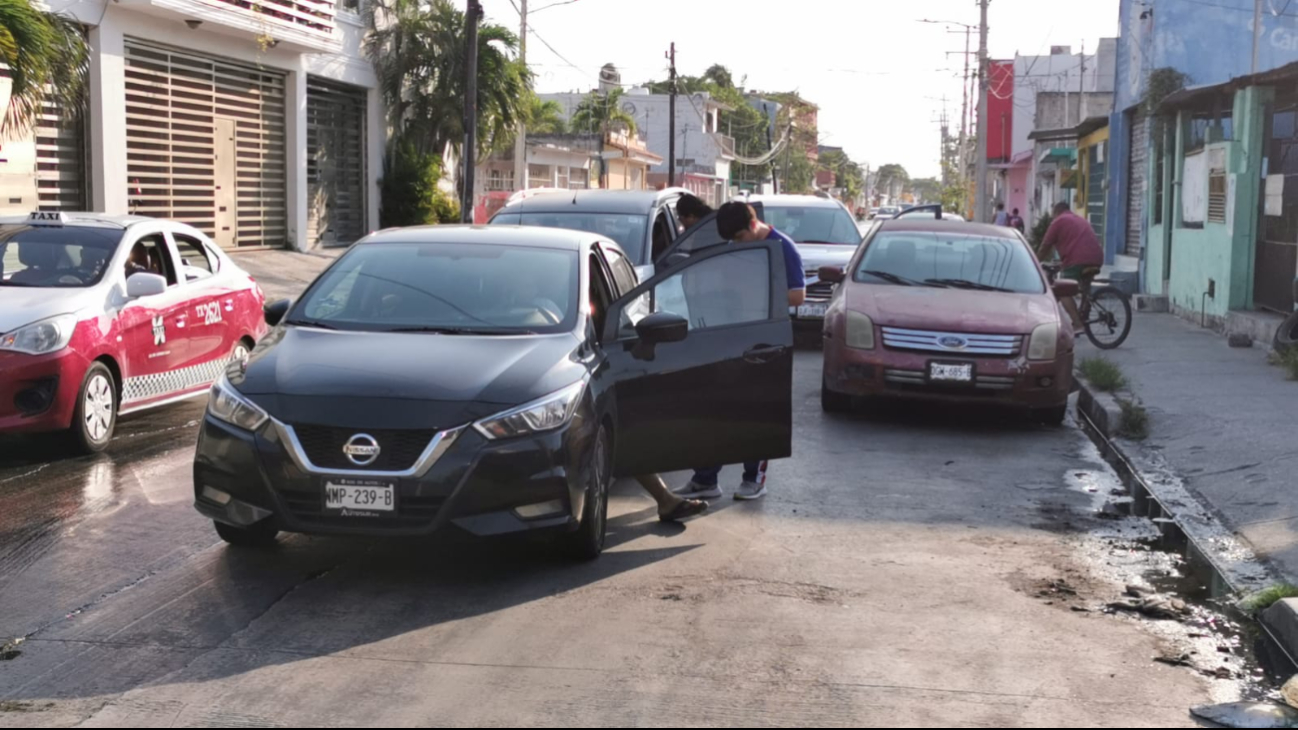 Con pavimento mojado, camioneta provoca colisión de tres autos Con pavimento mojado, camioneta provoca colisión de tres autos