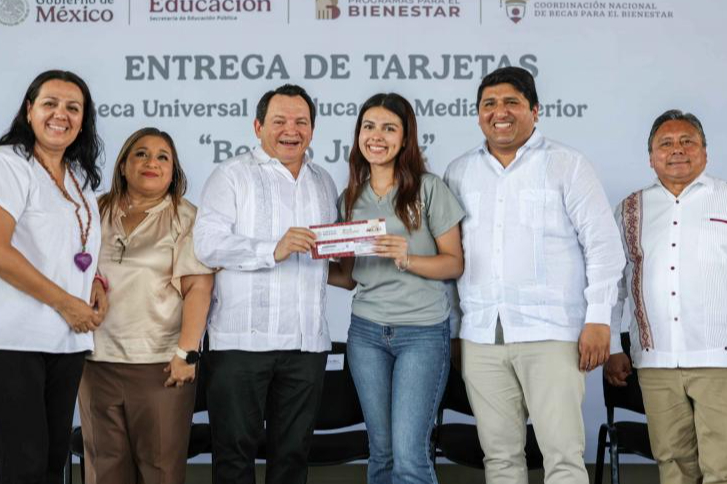 Entrega Joaquín Díaz Mena  259 tarjetas de la beca universal Benito Juárez a jóvenes estudiantes 
