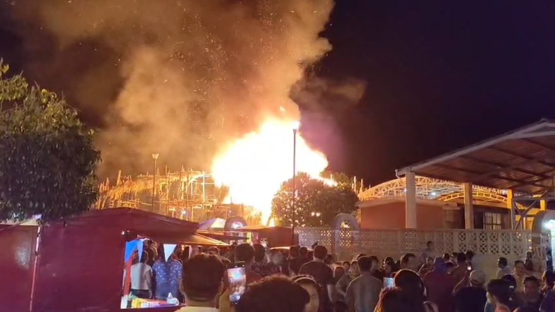 Incendio en palcos del coso taurino alarma a pobladores en Bolonchén de Rejón Incendio en palcos del coso taurino alarma a pobladores en Bolonchén de Rejón