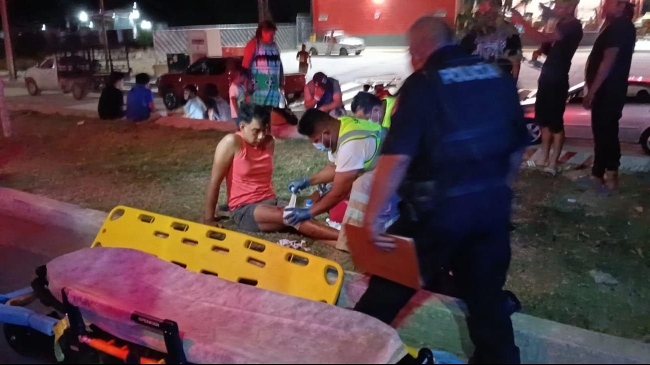 Motociclista herido tras impactarse con vehículo mal estacionado Motociclista herido tras impactarse con vehículo mal estacionado