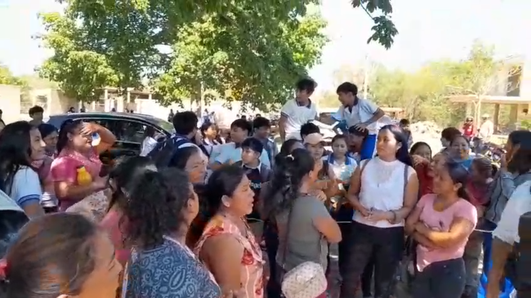 Padres de familia bloquean carretera Santa Cruz–Dzitbalché por falta de luz en telesecundaria Padres de familia bloquean carretera Santa Cruz–Dzitbalché por falta de luz en telesecundaria